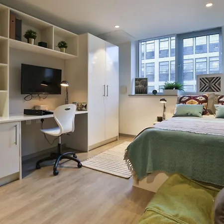 For Students Only - College In Bristol