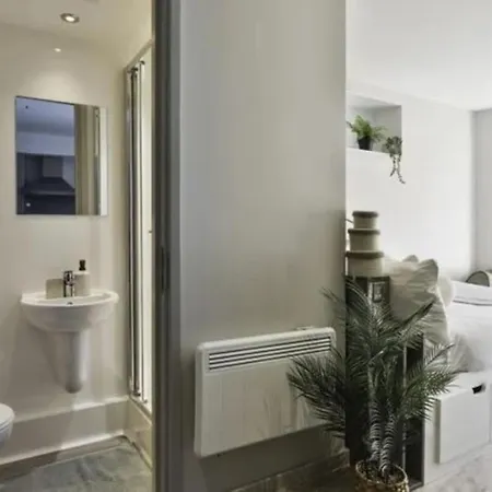 For Students Only - College In Bristol