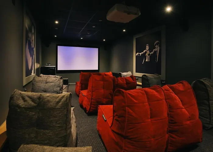 For Students Only - College In 브리스틀