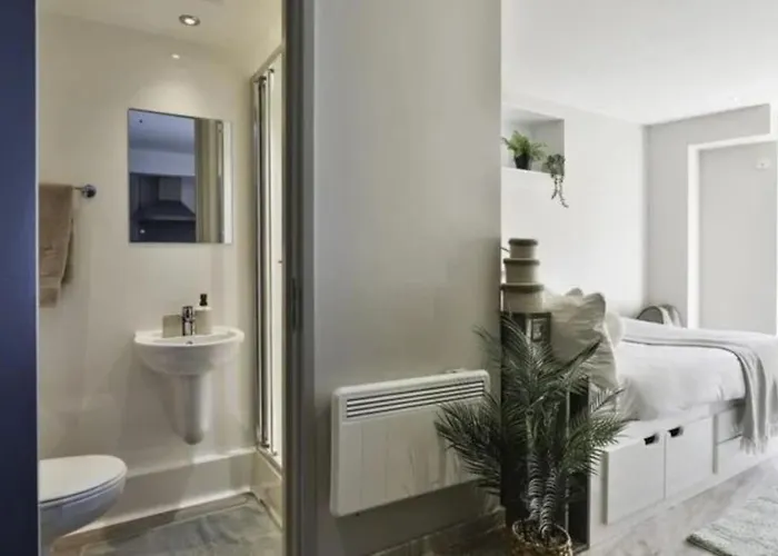 For Students Only - College In 브리스틀