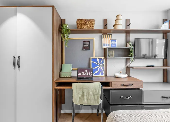 For Students Only - College In Bristol